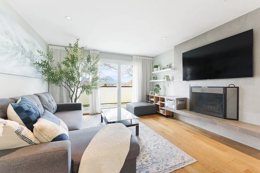 Mountain Views, 6 Bedroom,  Patio, BBQ, Centrally located and Near Downtown - Image 1
