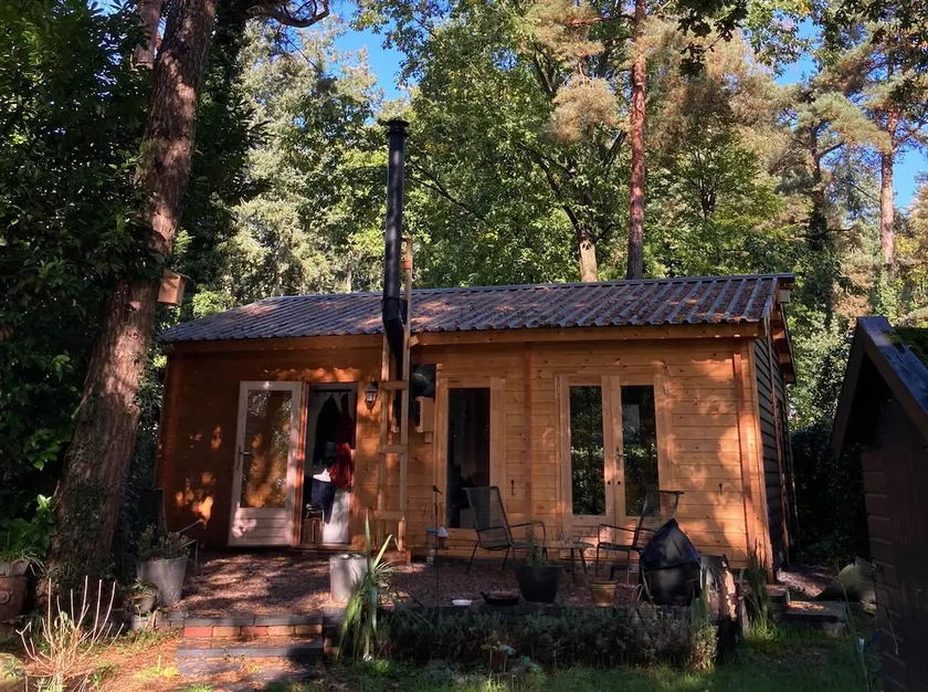 Wooden cottage, located in wooded area - Image 1