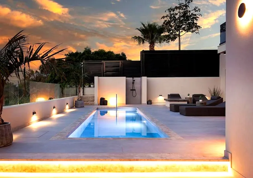 Orama Luxury Suite 3 Bedrooms with Private Pool - Image 1