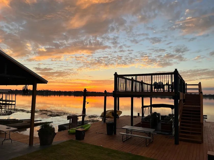 Luxurious Lake House - Image 1
