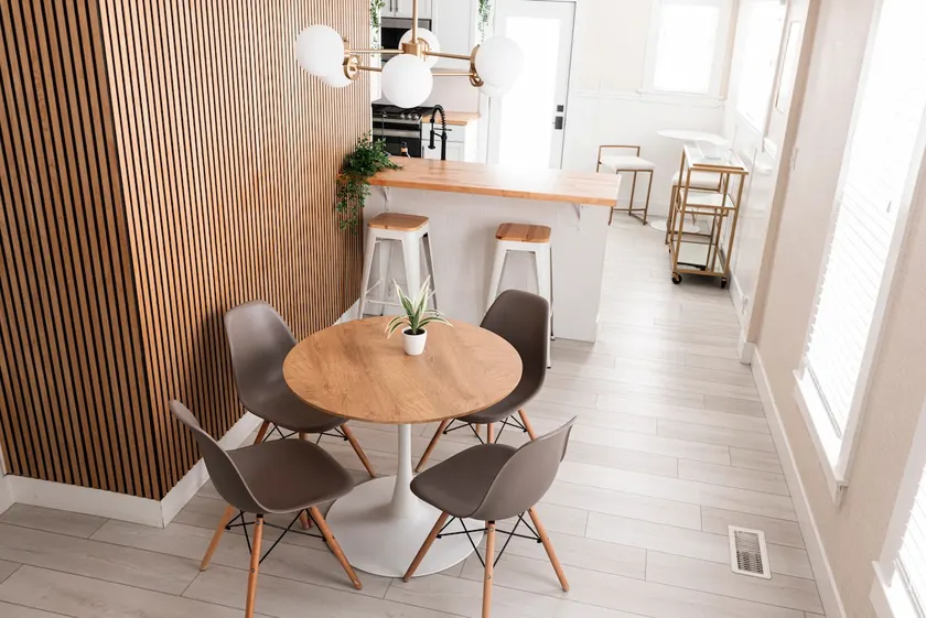 Arianna's Modern Makeover (5 Beds 2 Baths) - Image 1