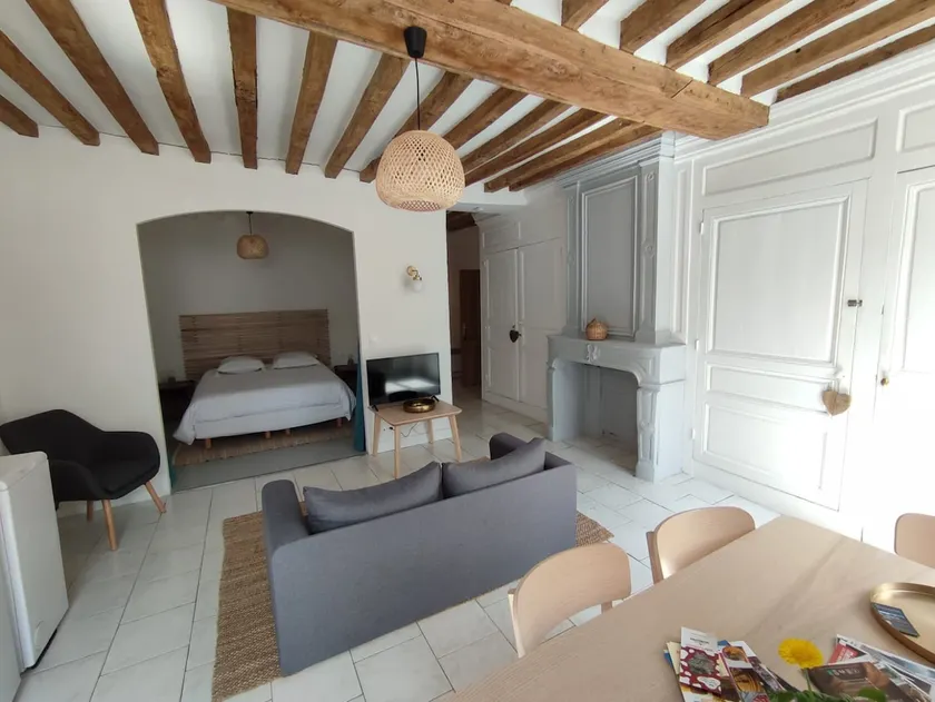 Charming apartment in the city center. - Image 1