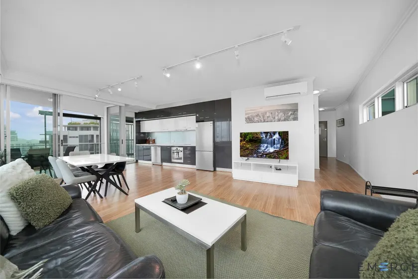 HUGE 3Bdrm Apartment @ Story Kangaroo Point - Image 1