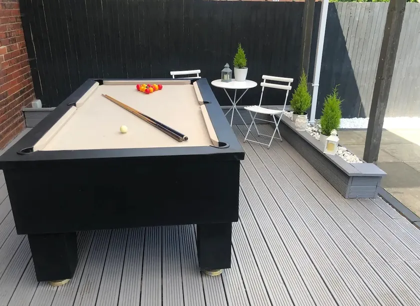 Cheerful 3 Bed Home with Pool Table - Image 1