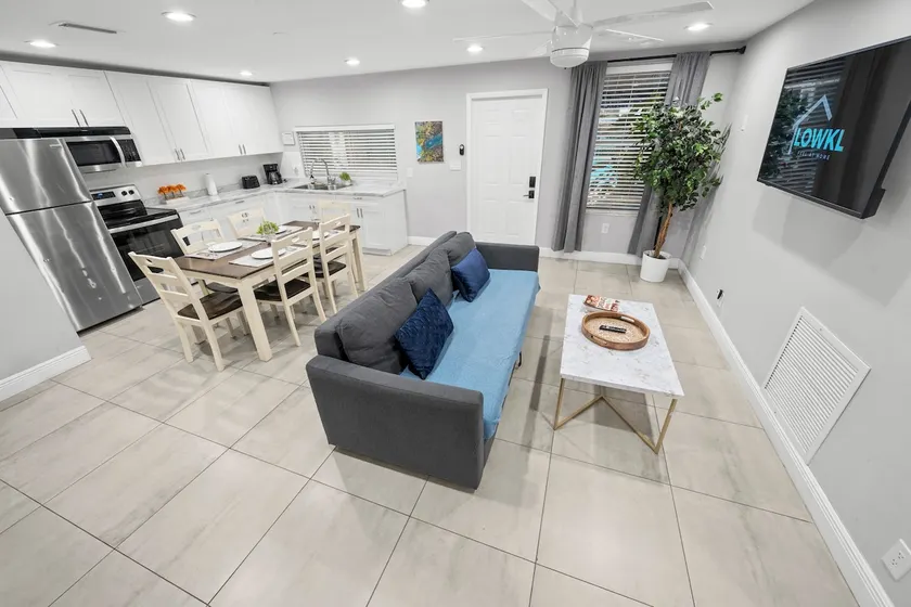 Spacious 2 Bed APT w/ Pool - Image 1