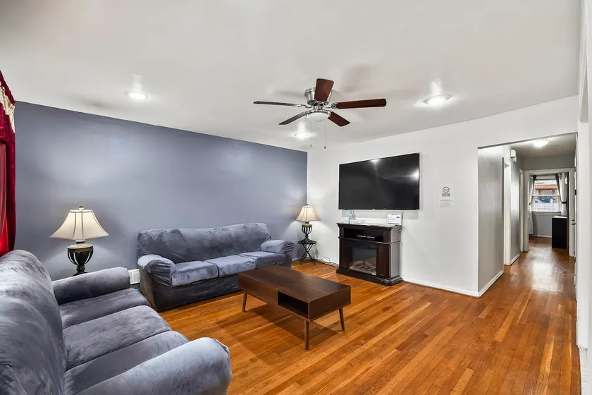 Spacious 4BR 1BA Duplex Apartment Near NYC - Image 1