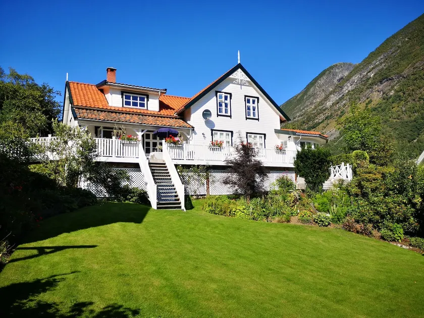 Apartment in cozy villa with access to private garden - Image 1