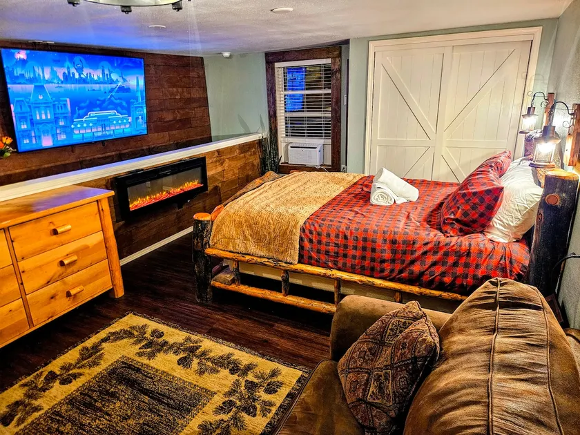 Private Cabin, Brkfst, Dbl Tub, 75”TV, Kayak, WD - Image 1