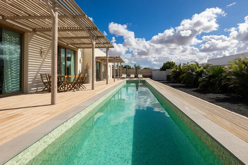 In Lajares Villa Take a swim in our 15m long pool - Image 1