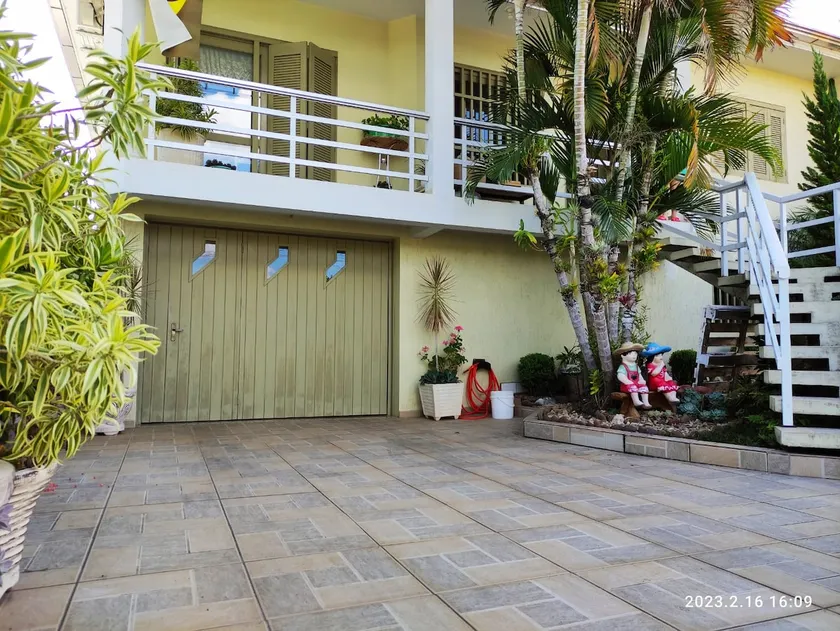Spacious house near the center - Image 1