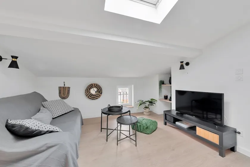 The Blackwood: Atypical fully renovated 2 bedroom - Image 1