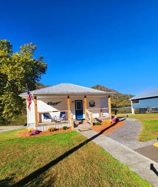 Charismatic 4-bedroom home on the New River - Image 1