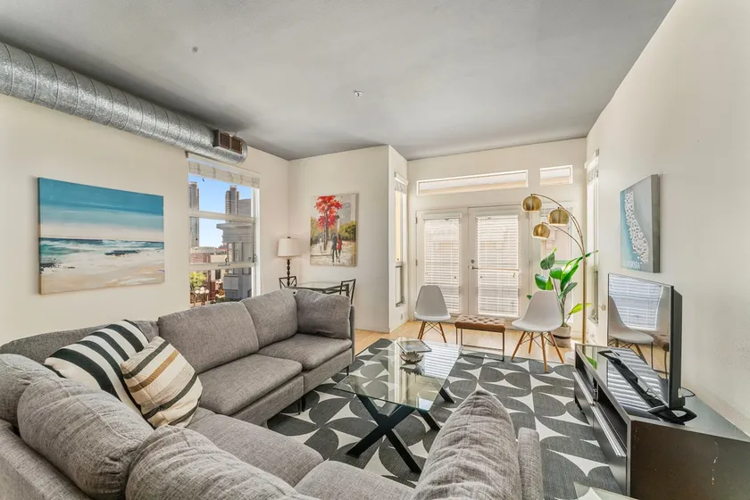 City Lights Loft w/Free Parking, Balcony, King Bed - Image 1