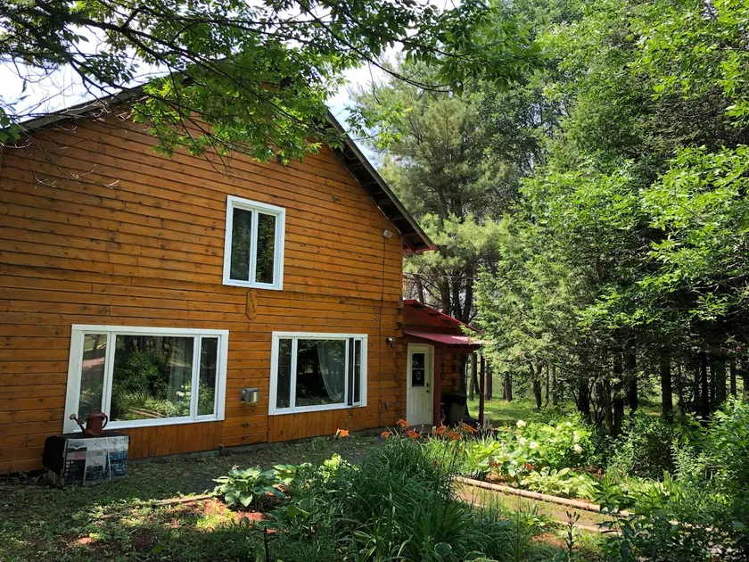 Extra-large 4,000 sq f retreat in woods with sauna - Image 1