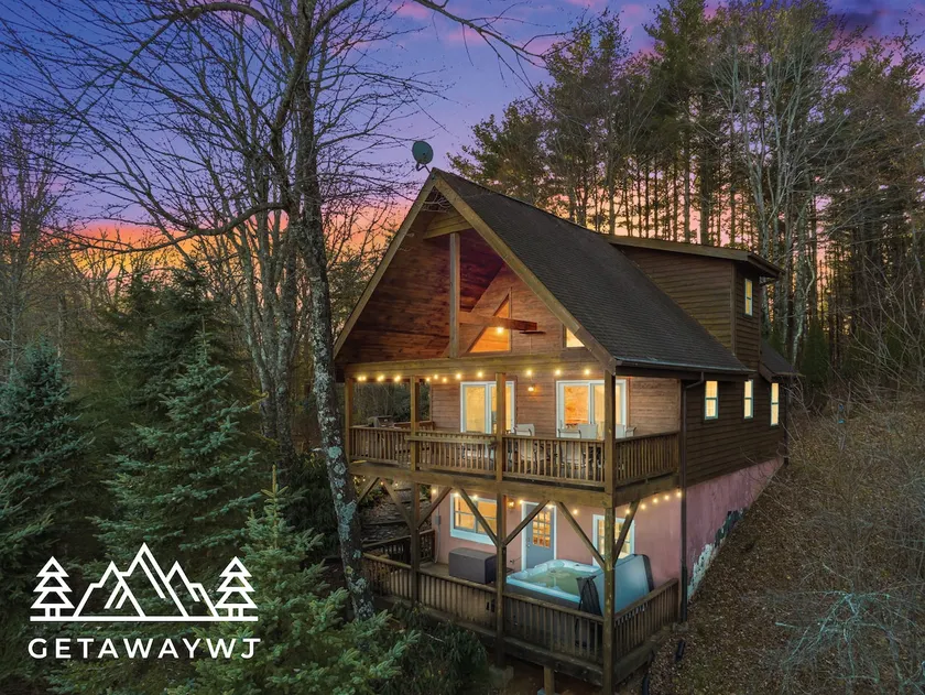 'Knotty By Nature' Cozy Cabin w/ View and Hot Tub - Image 1