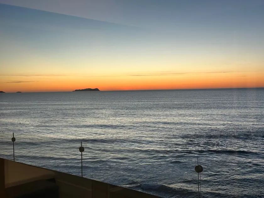 Beachfront Resort Condo 1000 SQF 2 KING BED 5th Fl - Image 1