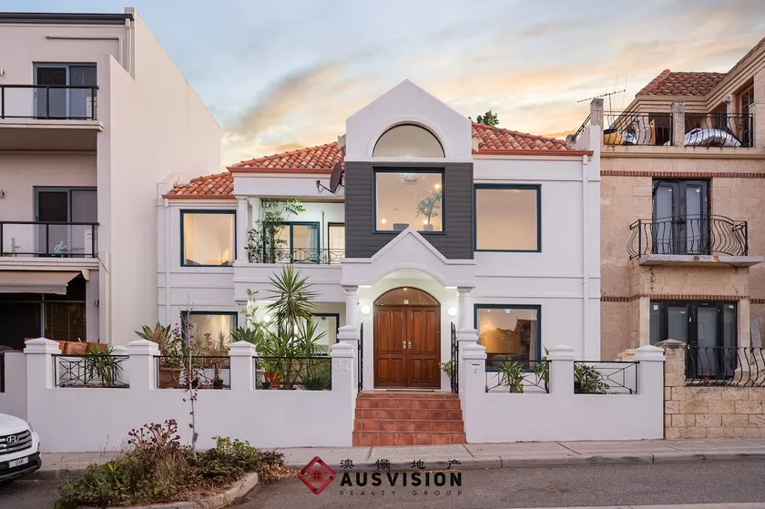 The Prestigious 2-story walk to Royal Waterfront - Image 1