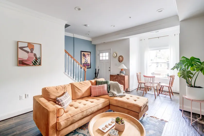 Subway & Easy Parking! Sunny 2 Bdrm w/ King Bed - Image 1
