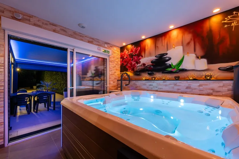Private Hot Tub & Sauna Accommodation Côté Bulle Carvin - Image 1