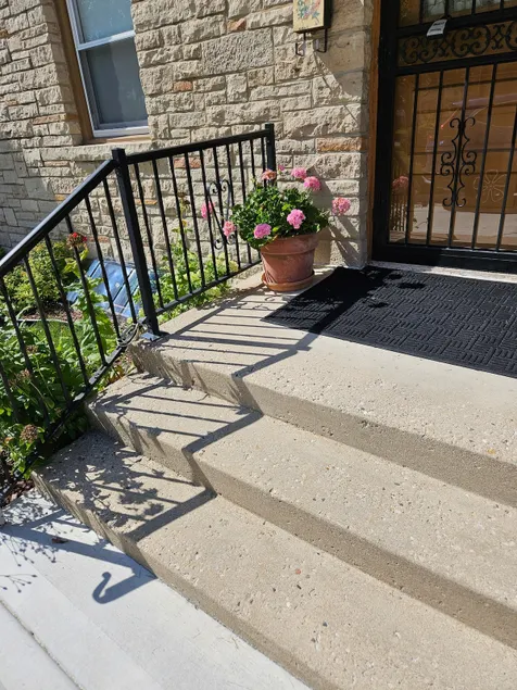Spacious Upper 1 Bedroom Apartment - Image 1