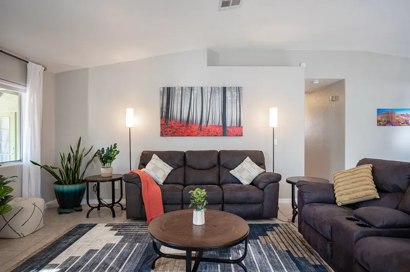 Charming home in Henderson with RV parking - Image 1