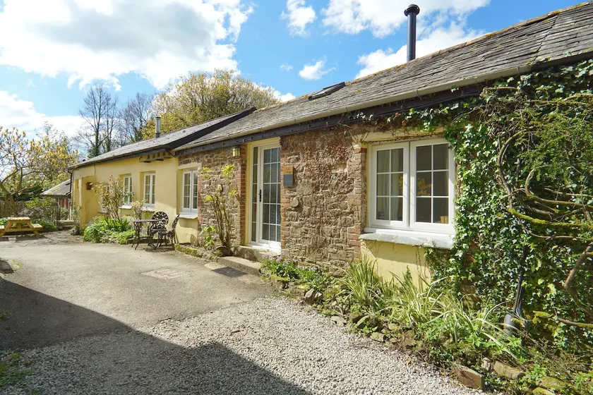 17th Century Farm Cottage Getaway - Image 1