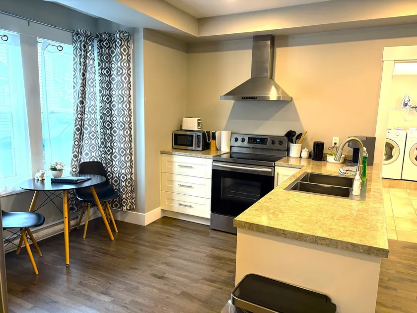 Modern 1 Bedroom, 10 minute walk to Downtown - Image 1