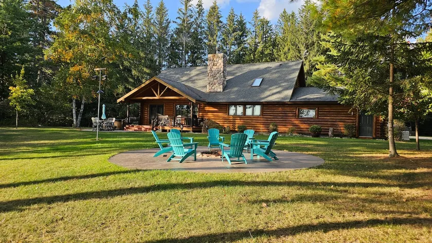 Log Lake home, 520+ ft frontage, 15 acres, Hot Tub - Image 1