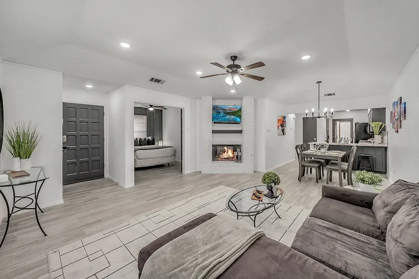 Center of Action in Frisco! Pets Welcomed! - Image 1