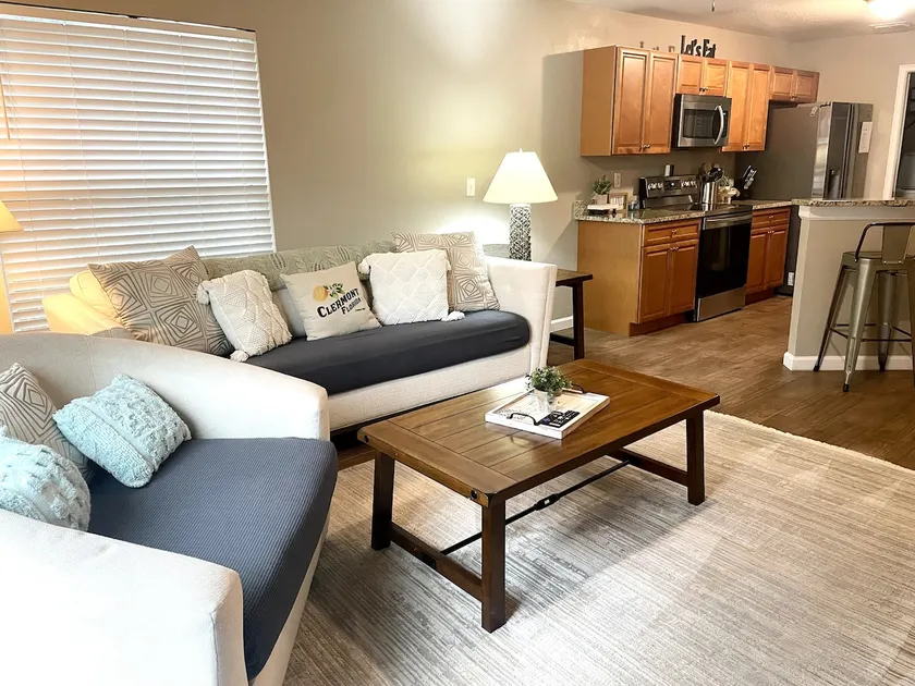 Adorable Downtown Lakeview Home 1105 - Image 1
