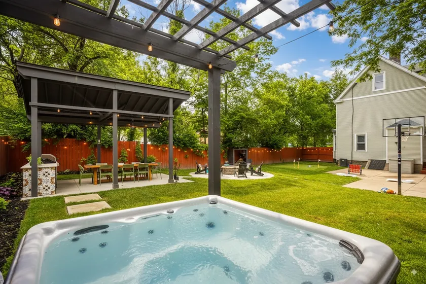 Mini Golf, Hot tub, Firepit, 8 mins to DT Driveway - Image 1