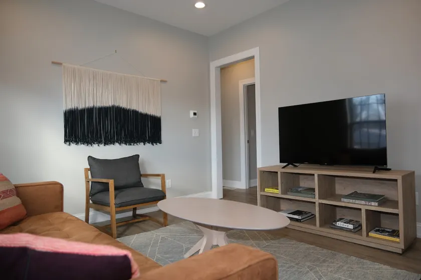 Warm & Inviting 2 Bedroom - Image 1