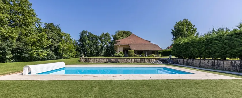 SOUTH JURA VILLA with large pool and pool house. - Image 1