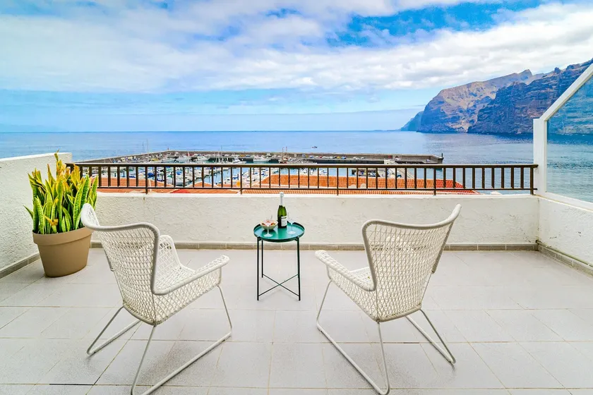 Stunning cliffs and ocean view in Los Gigantes - Image 1