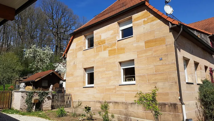 Cozy sandstone house with spacious garden - Image 1