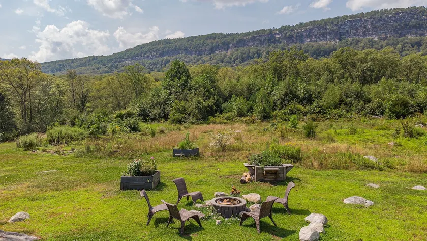 4 BR Stunning Mountain Retreat w Hot Tub! - Image 1