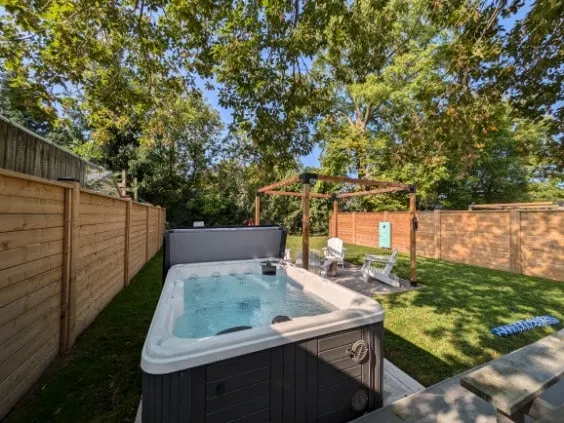 Ivory Cottage|Walk to beach |Hot Tub | Fenced Yard - Image 1