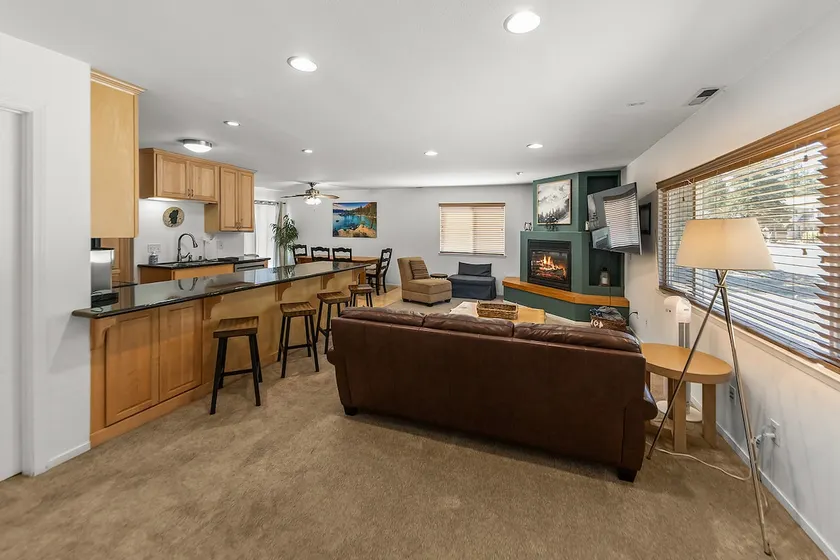 Close to Everything + Hottub! - Image 1