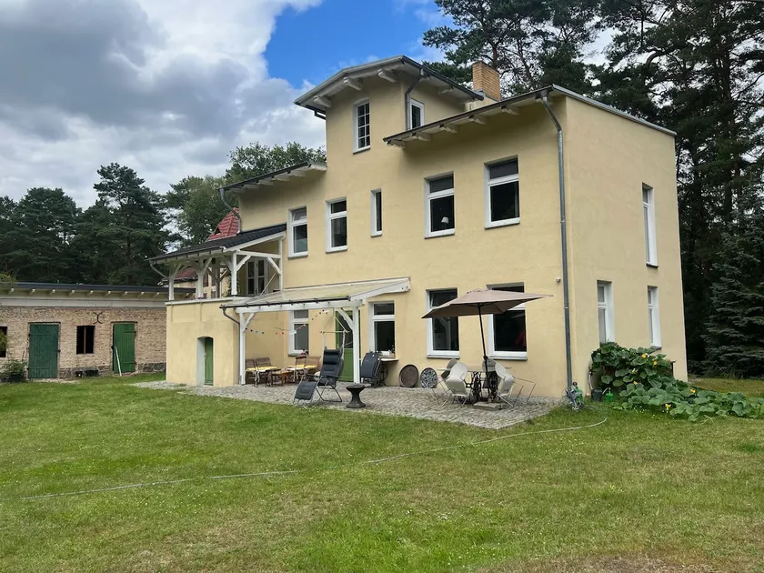 House by the lake and forest - Image 1
