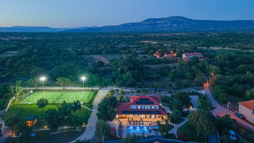 Villa Romansa Miljevci with private tennis court, heated pool, Jacuzzi and sauna - Image 1