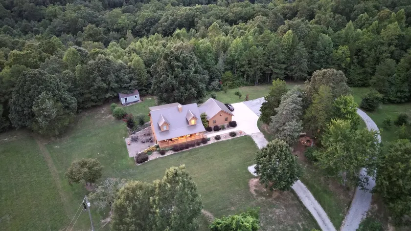 Large Secluded Cabin Close to Activities - Image 1