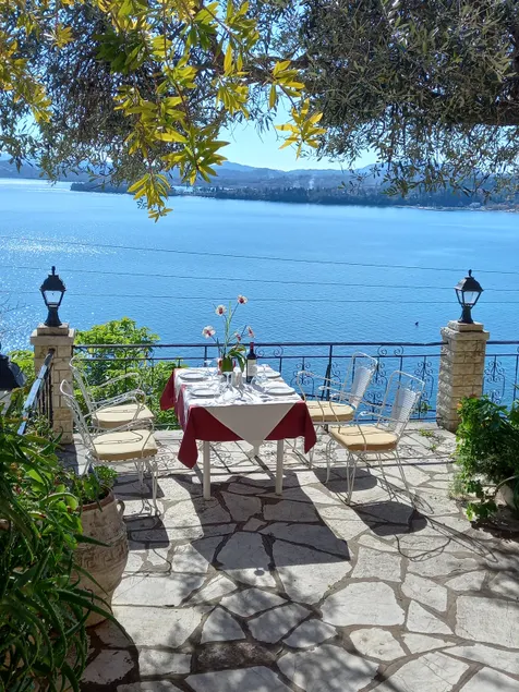 Large balcony boutique apartment - Image 1