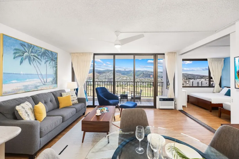 Waikiki Beach escape w/ lanai & scenic views - Image 1