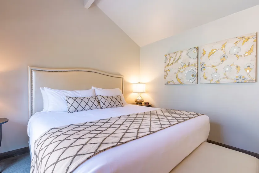 Scenic Two-Bedroom Suite Near Redmond - Image 1