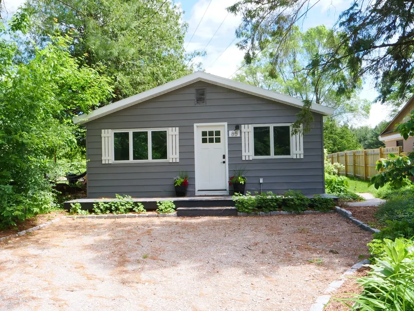 Cozy Cottage in Lake Leelanau - Image 1