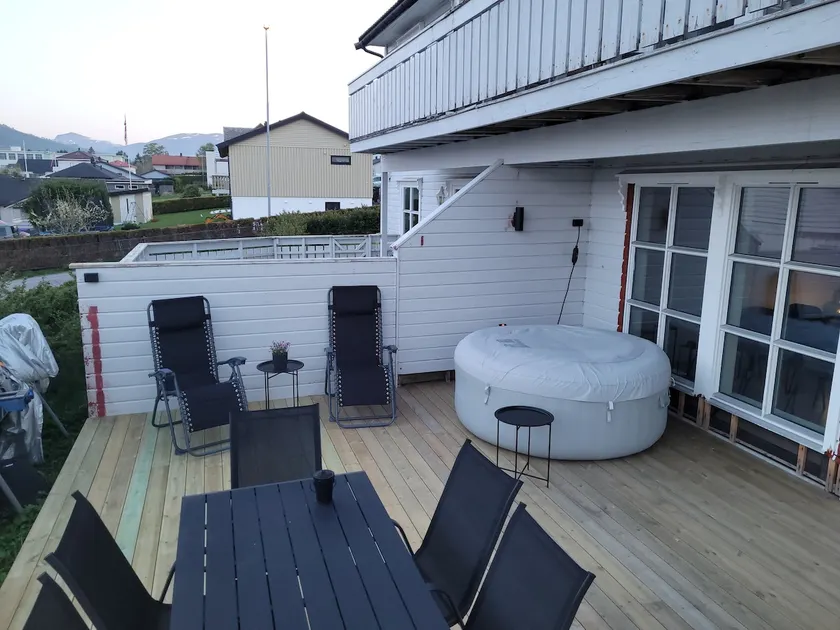 Apartment for 6 – hot tub & free parking - Image 1