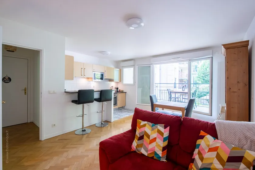 2 rooms in the city center with terrace and parking - Image 1