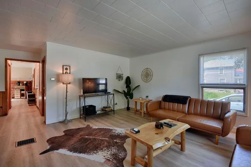 Cozy Cottage on Quiet Street – Walk to Beach & Downtown - Image 1