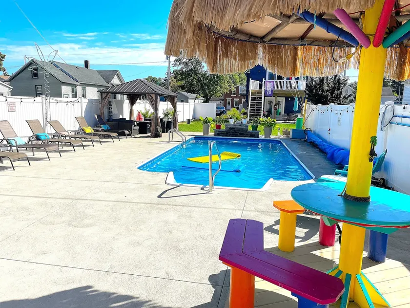 BUOY HOUSE SANDUSKY: Heated, in-ground pool, your own oasis! - Image 1
