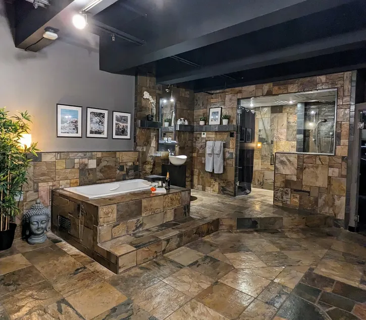 Romantic Japanese Spa Loft Near Rogers Arena - Image 1